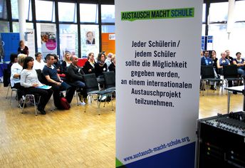 Die Initiative "Austausch macht Schule" war auf beiden Infotagen vertreten. (Foto © ConAct) Ein Banner der Initiative "Austausch macht Schule"