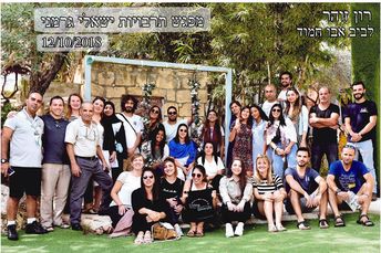 Gruppenfoto von Living Diversity vor einem Fußballtor