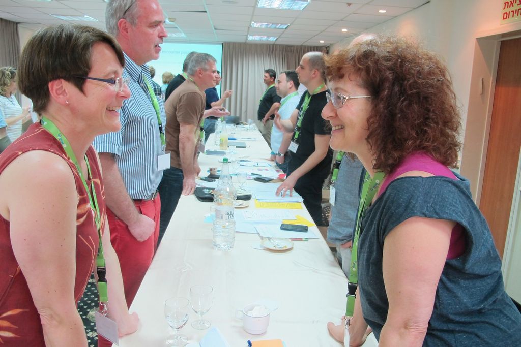 Zwei Frauen stehen sich gegenüber und reden miteinander