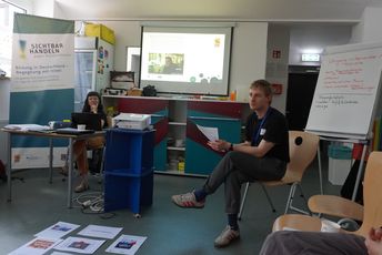 Zwei Referent*innen tragen ihre Präsentation im Seminar vor.