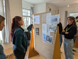 Zwei Frauen schauen auf ein Bild