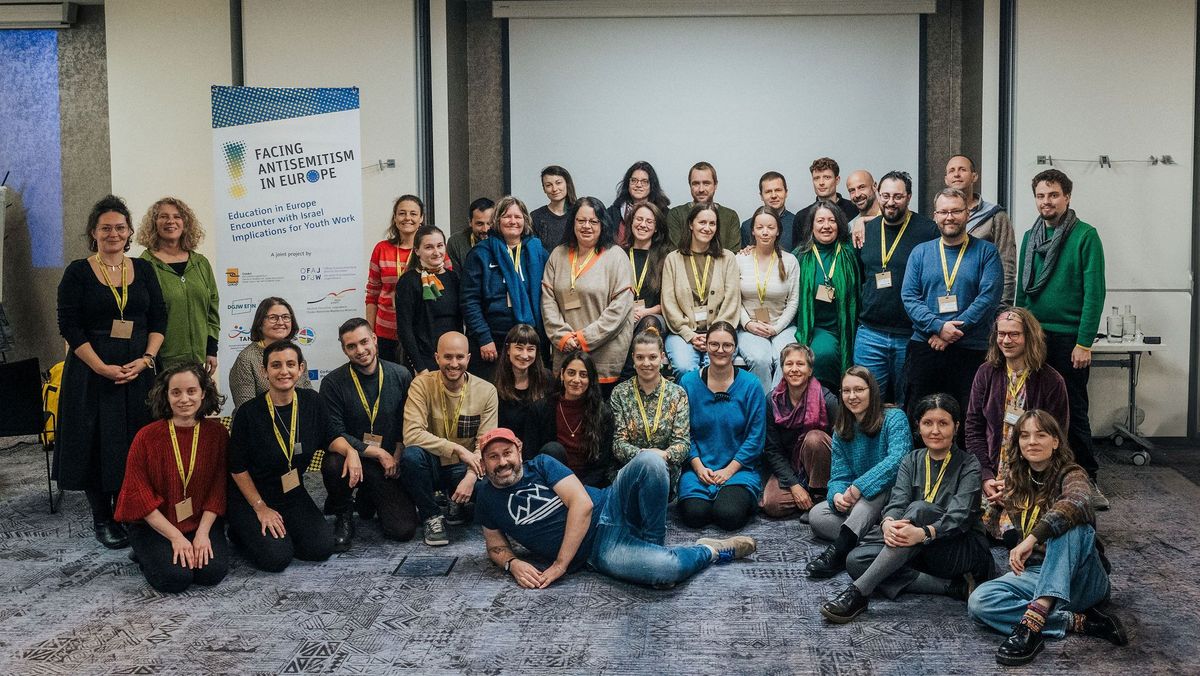 Gruppenbild mit europäishcen und israelischen Teilnehmenden des Fortbildungsprogramms "Facing Antisemitism in Europe!"