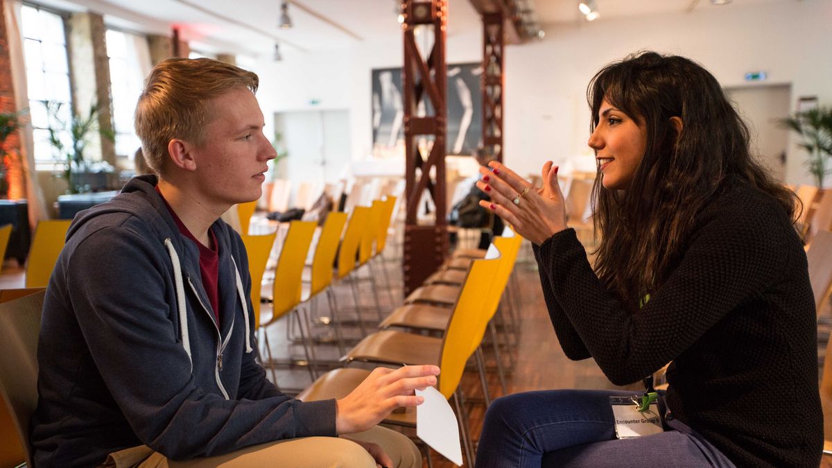 Ein Mann und eine Frau unterhalten sich miteinander