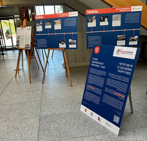 Blick auf Ausstellungstafeln zu 70 Jahre deutsch-israelischem Jugendaustausch