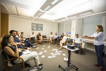Worshops zum Thema „Diversitätsbewusstsein schaffen und stärken – Anregungen aus Theorie und Praxis für deutsch-israelische Austauschprogramme“. (Foto © Ruthe Zuntz) Die Fachkräfte während eines Workshops.