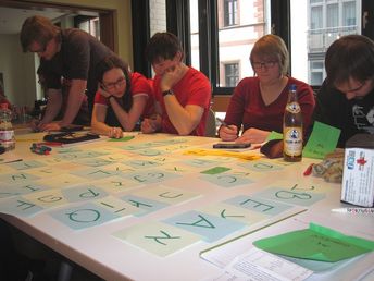 Teilnehmer und Teilnehmerinnen auf Or Gorens Hebräisch- Workshop