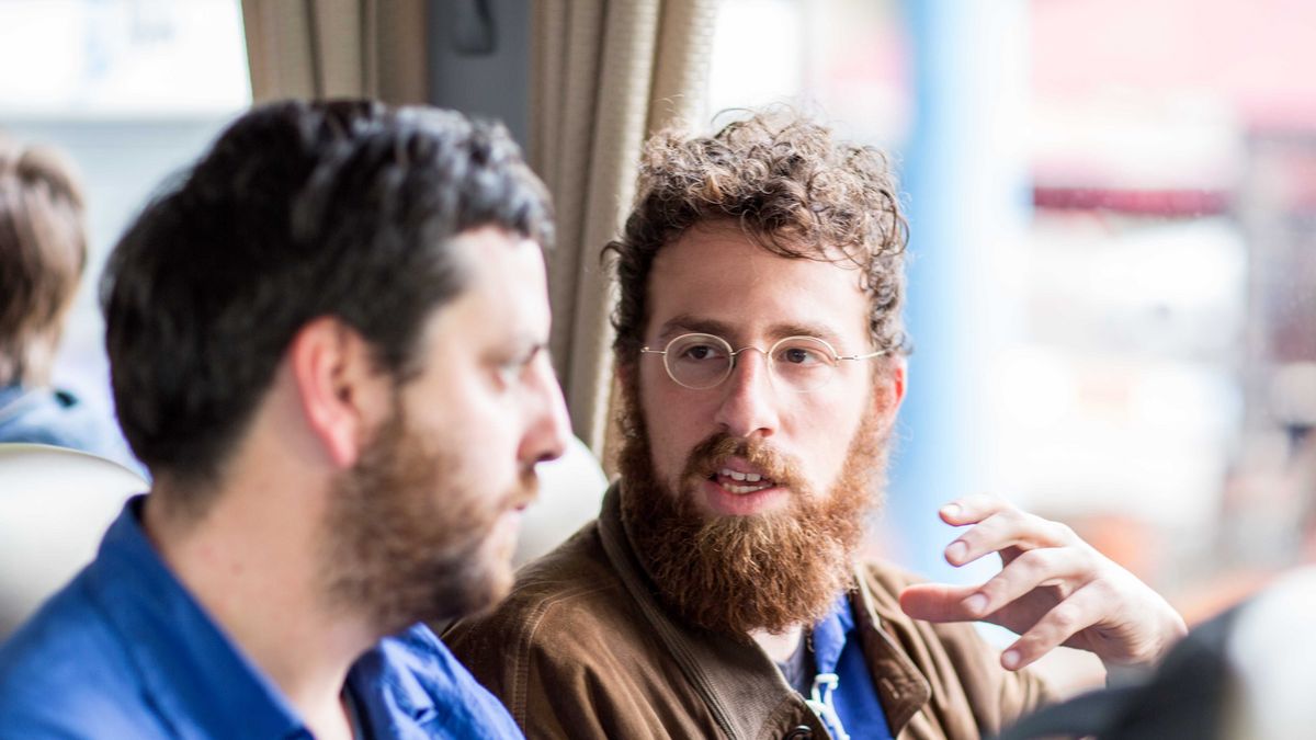 Zwei junge Männer miteinander im Gespräch