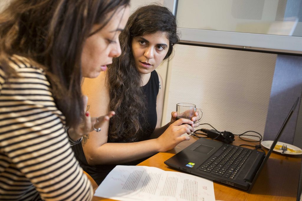 Zwei Frauen miteinander im Gespräch
