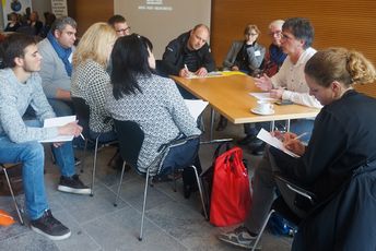 Teilnehmer und Teilnehmerinnen bei einem Workshop