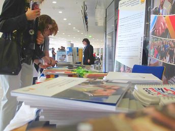 Viele Besucher/-innen interessierten sich für den Jugendaustausch (Foto © ConAct) Besucher und Besucherinnen schauen sich Infomaterial von ConAct an