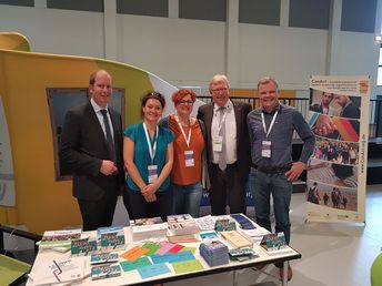 Ilira Aliai, Rebecca Görmann und Jonas Hahn zusammen mit dem Staatssekretär Dr. Ralf Kleindiek.