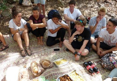 Jugendliche picknicken in Israel