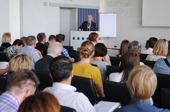 Staatssekretär Bernd Neuendorf begrüßt die Teilnehmenden. (Foto © ConAct) Staatssekretär Bernd Neuendorf begrüßt die Teilnehmenden.