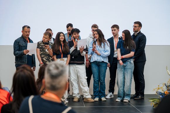 Jugendliche singen ein Lied