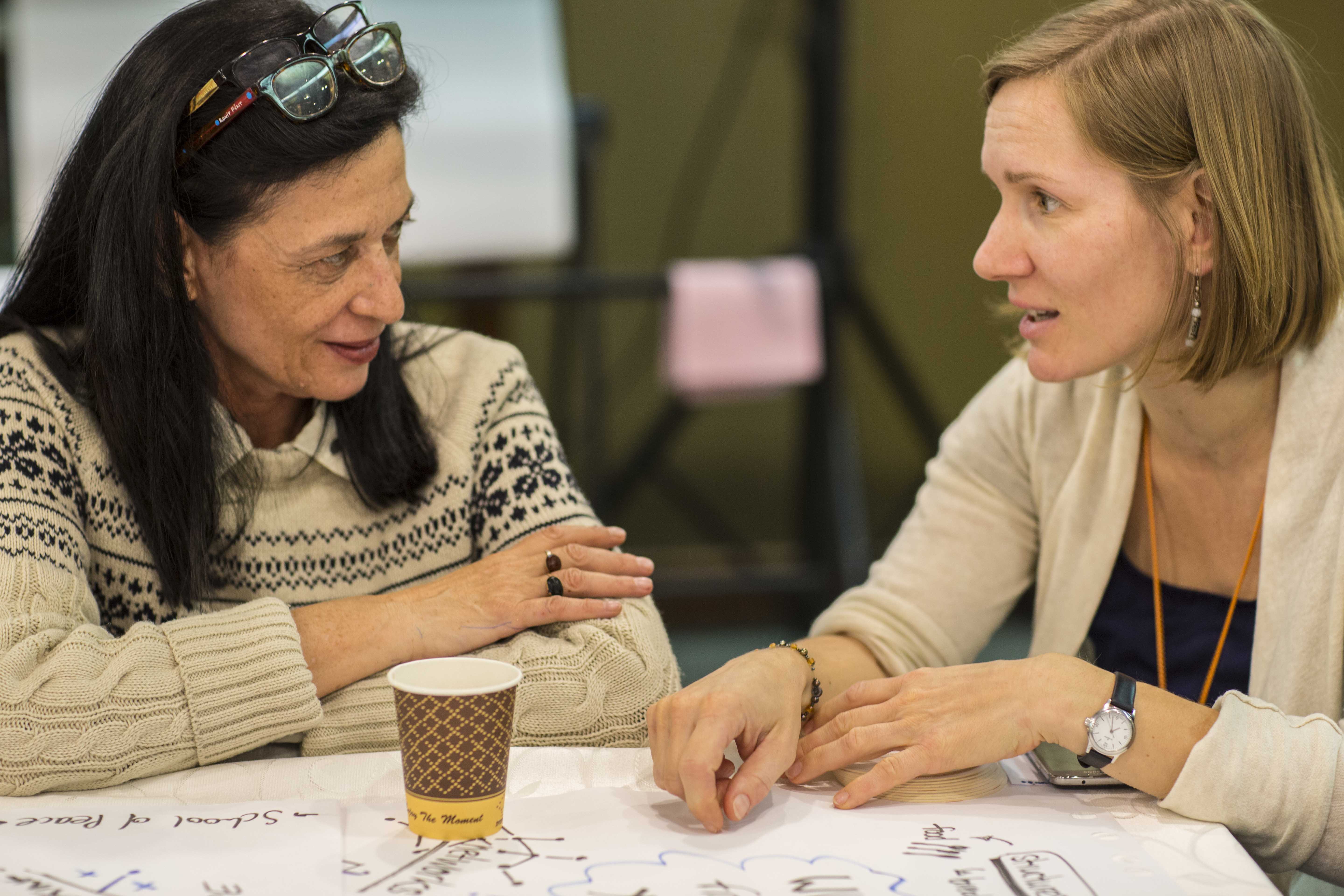 Eine Frau erklärt einer anderen Frau etwas