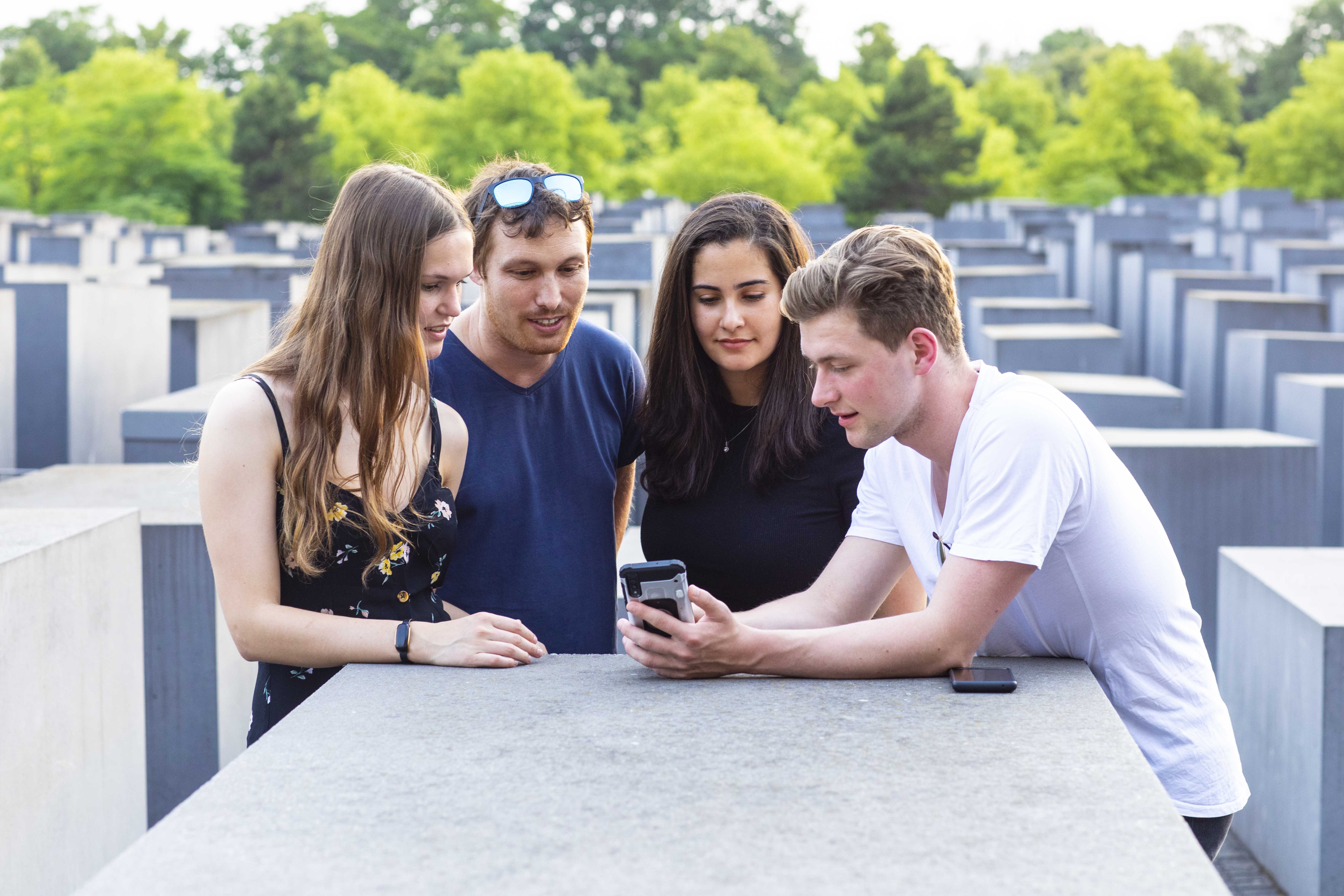Junge deutsche und Israelis sind zusammen am Mahnmal für die ermordeten Juden Europas