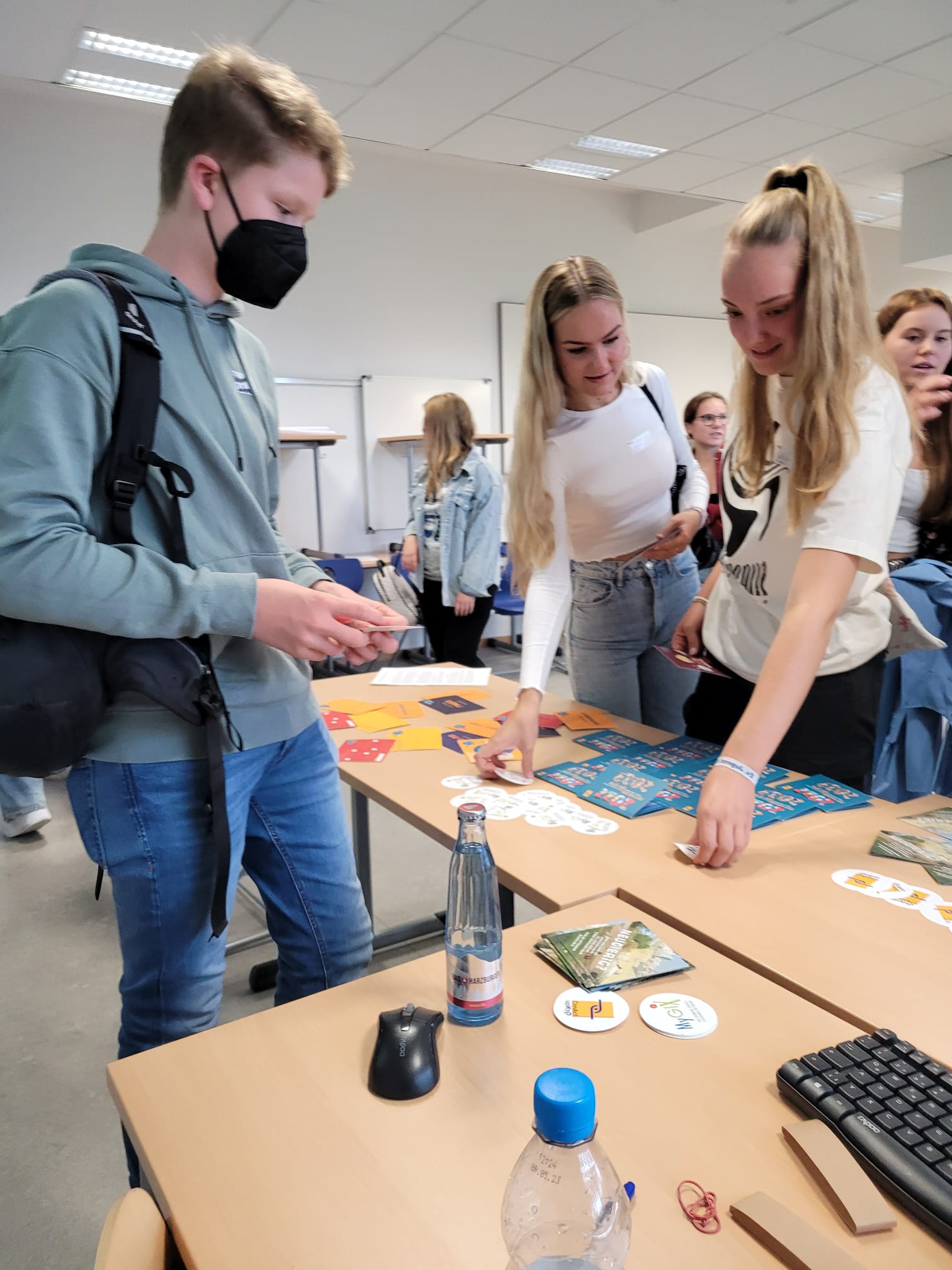 Jugendliche auf dem Infotag der israelischen Botschaft