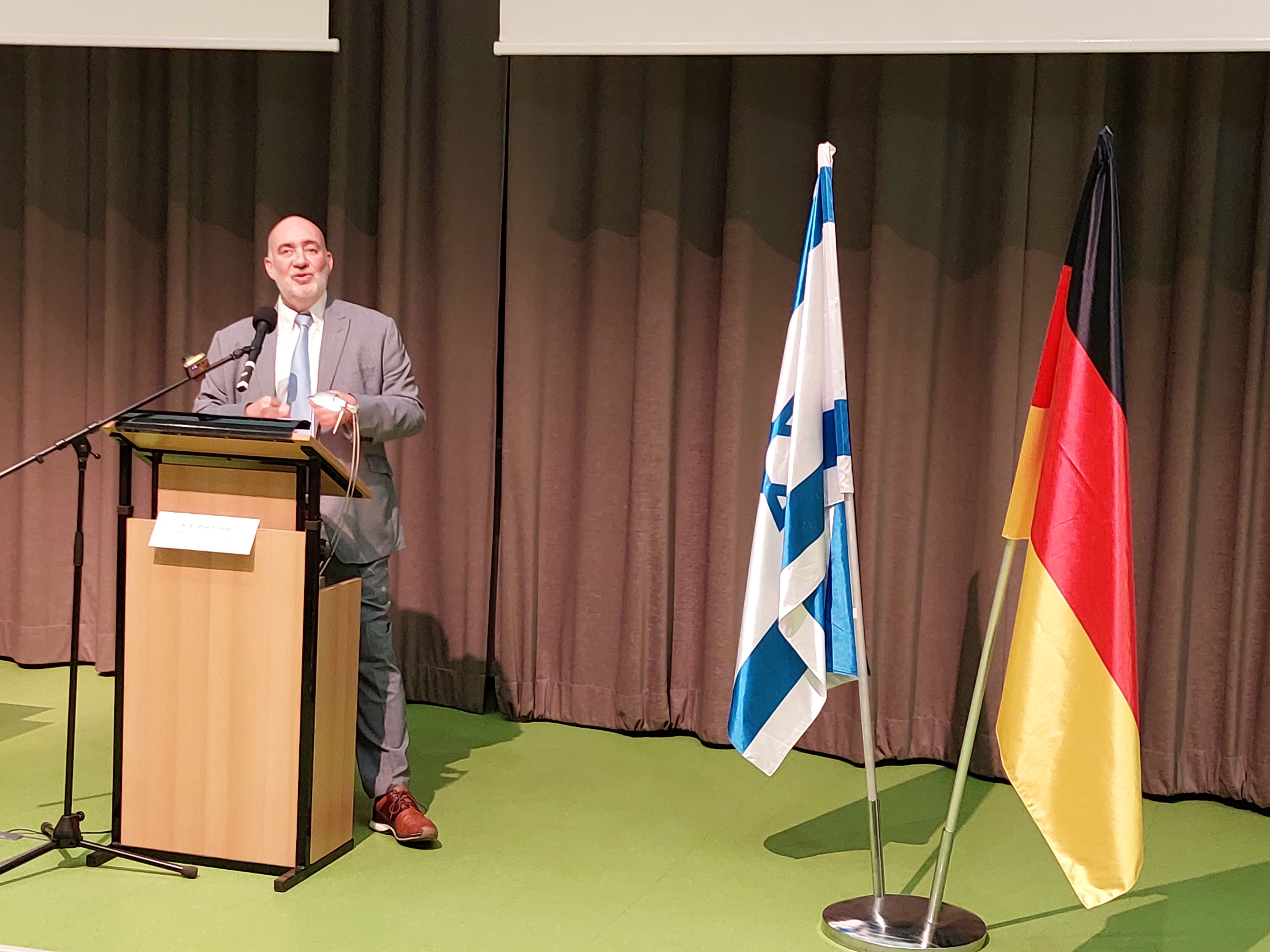 Der israelische Botschafter Ron Prosor h&auml;lt eine Rede auf der B&uuml;hne. 