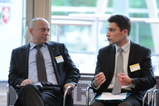 Dr. Thomas Feist und Florian Bernschneider, beide MdB, in der Diskussion zum Thementisch "International involviert - Freiwillig engagiert?"