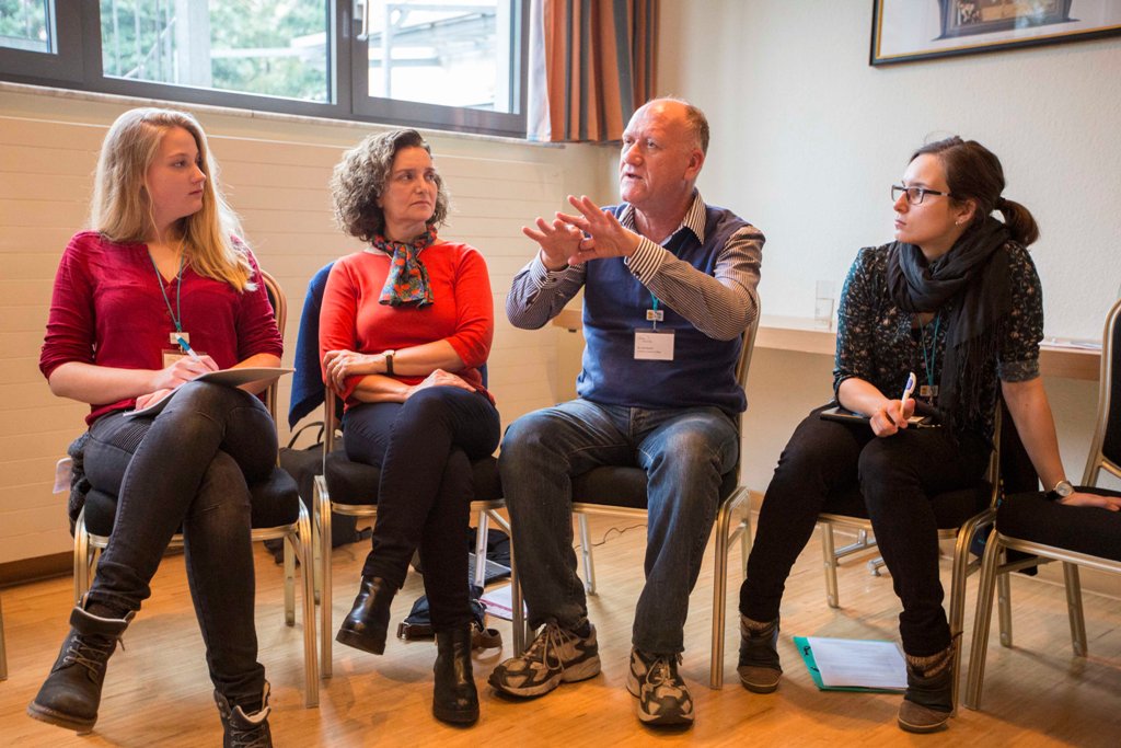 Drei Frauen und ein Mann miteinander im Gespräch