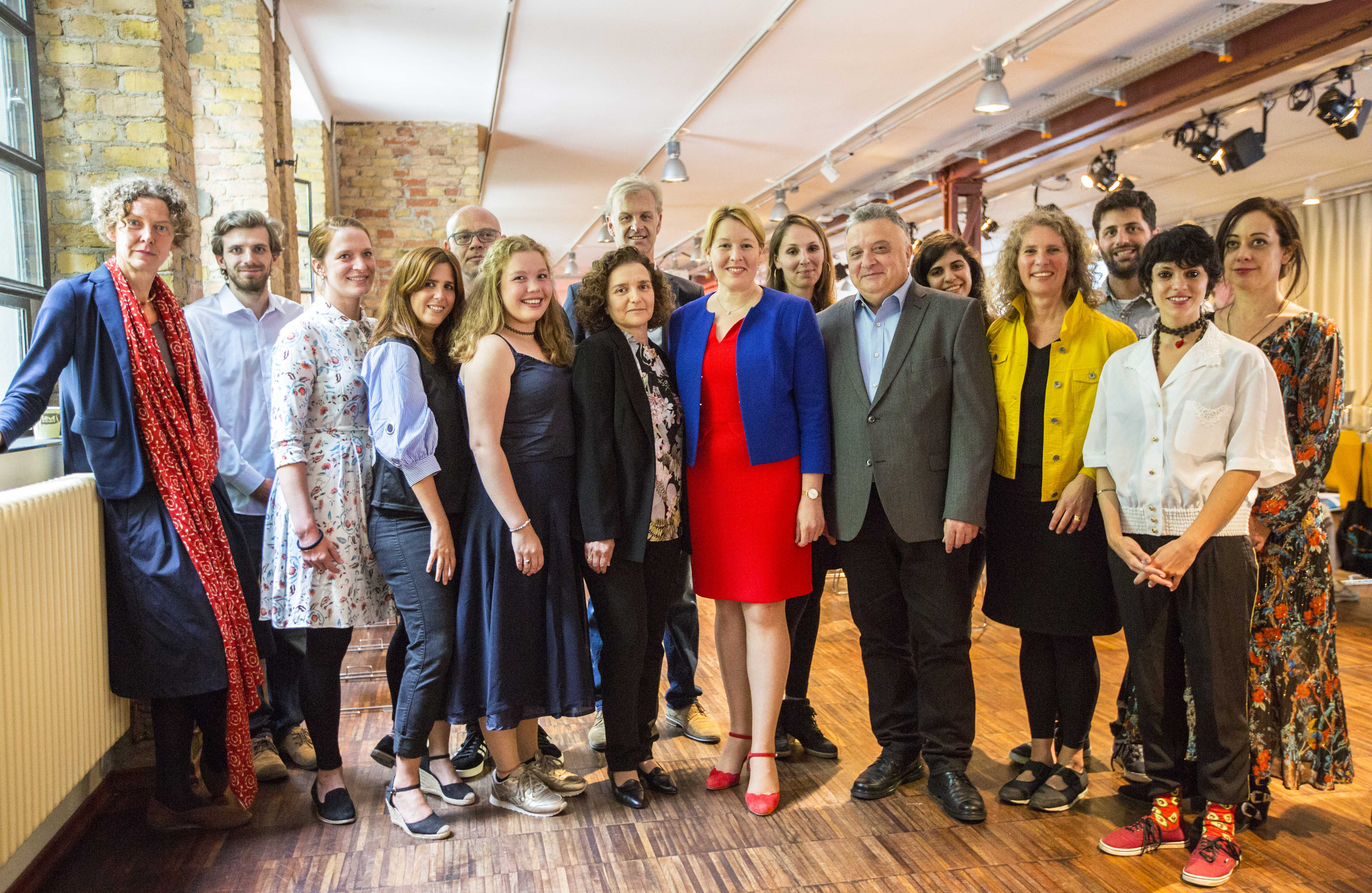 Gruppenbild der Gewinner*innen des Schreibwettbewerbs "Wir vergessen nicht, wir gehen tanzen"