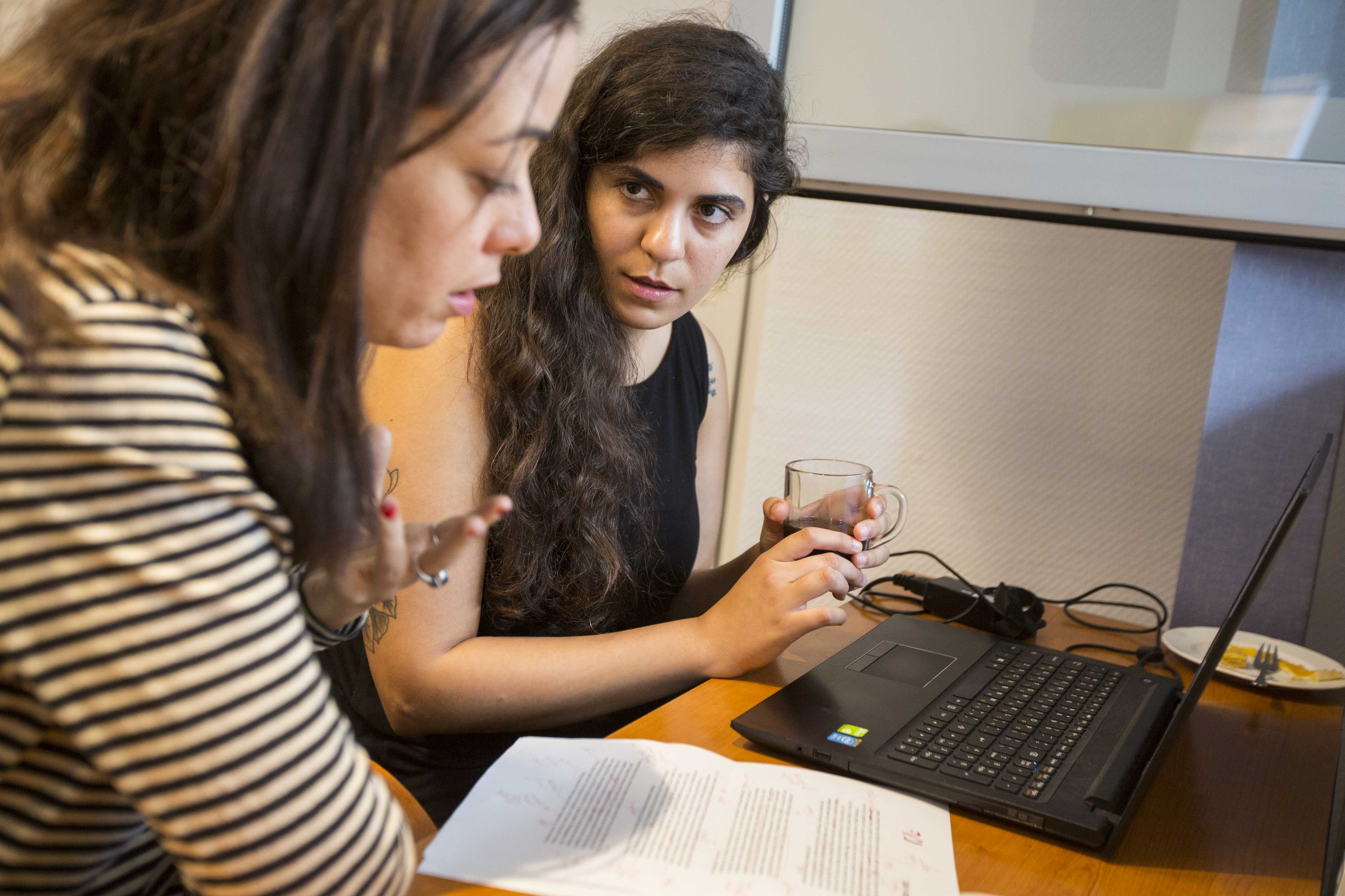 Zwei Frauen miteinander im Gespräch