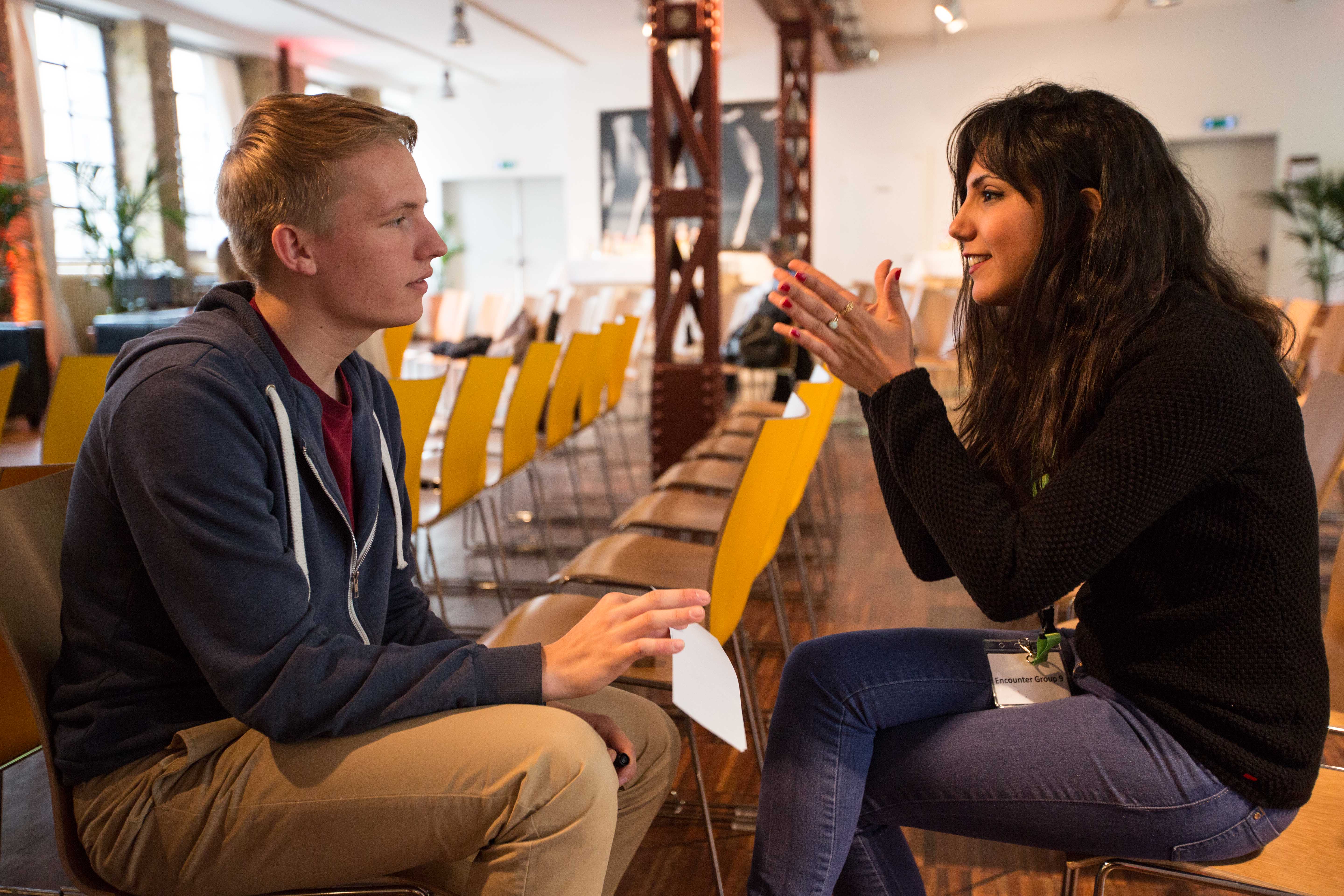 Ein Mann und eine Frau unterhalten sich miteinander