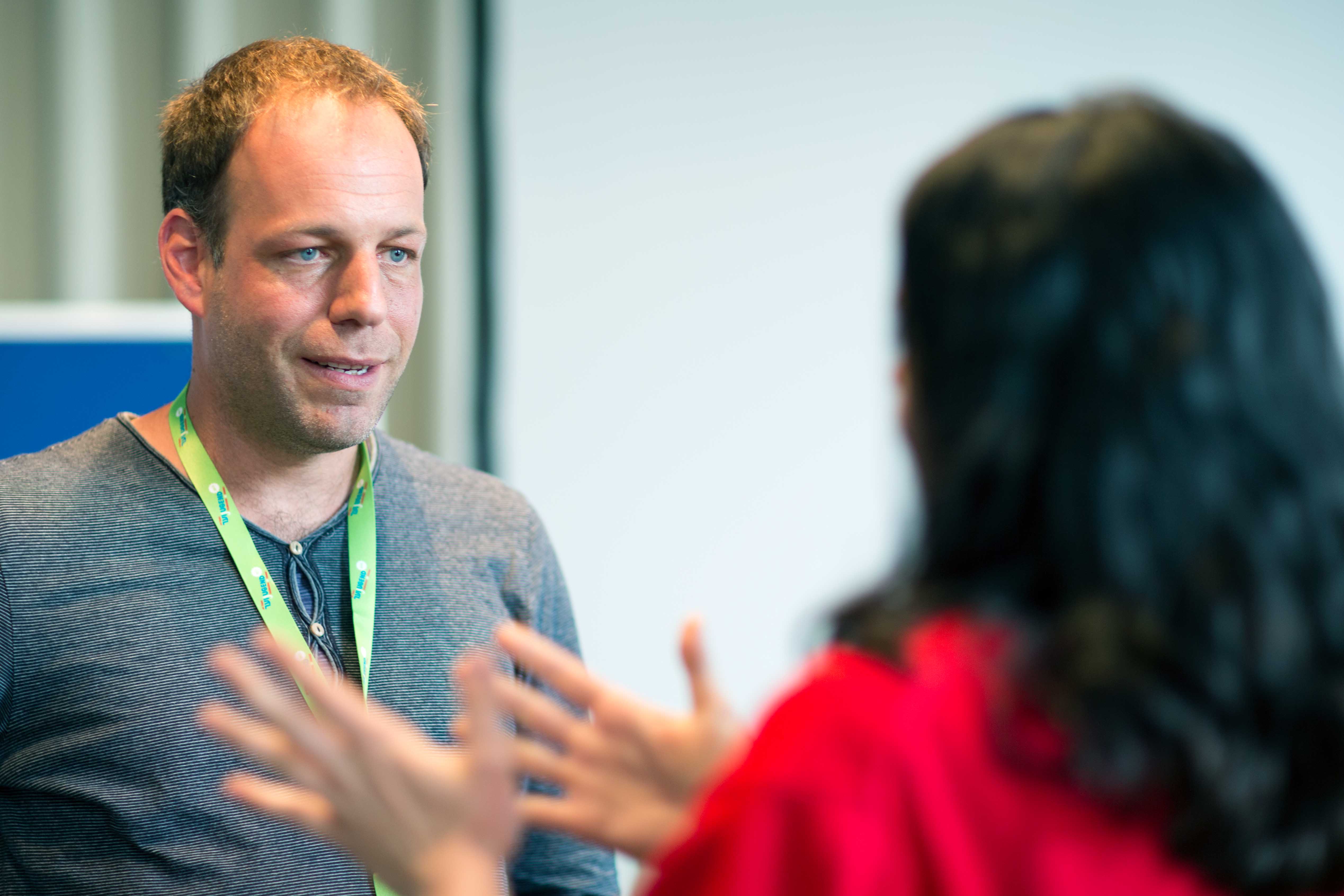 Ein Mann und eine Frau miteinander im Gespräch