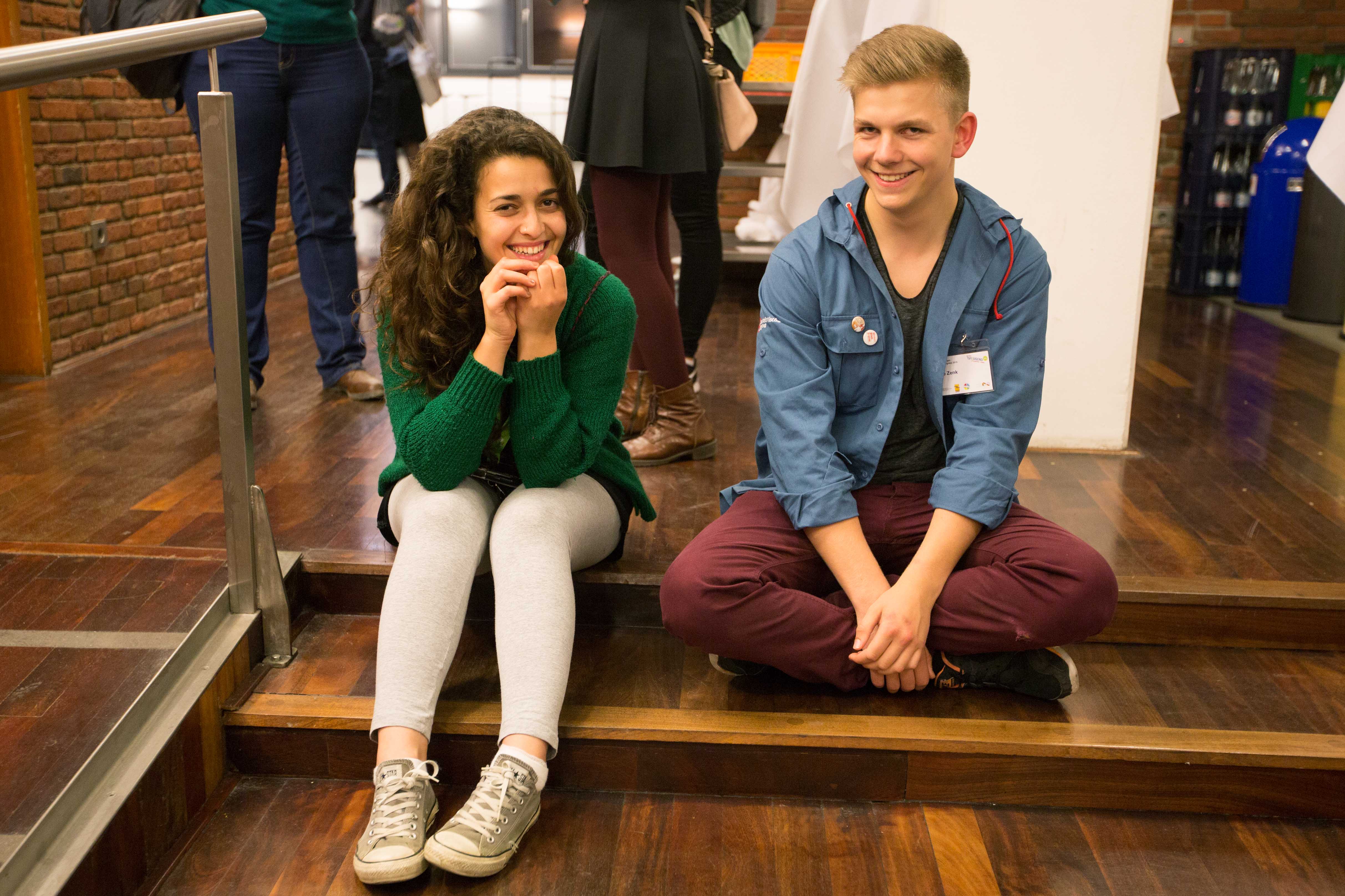 Zwei junge Menschen sitzen auf einer Treppe
