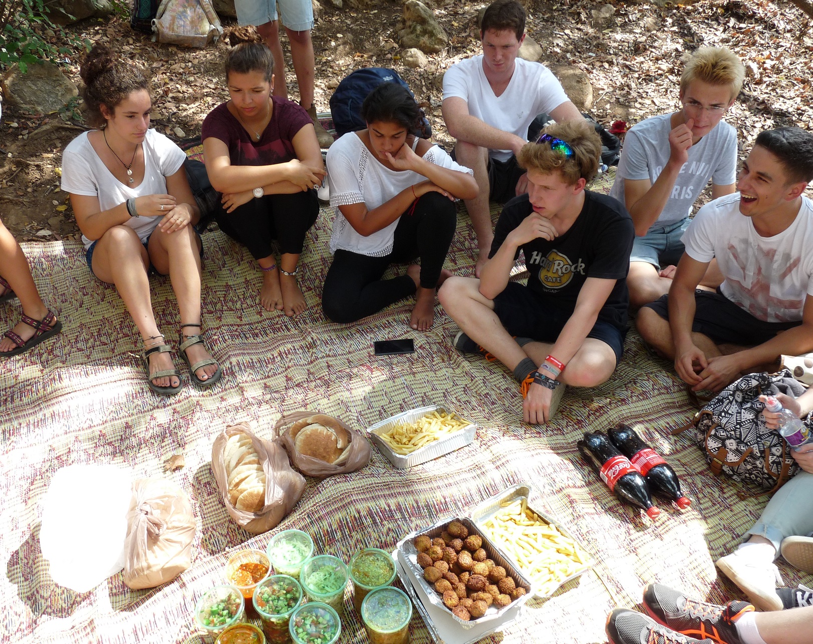 Jugendliche picknicken in Israel