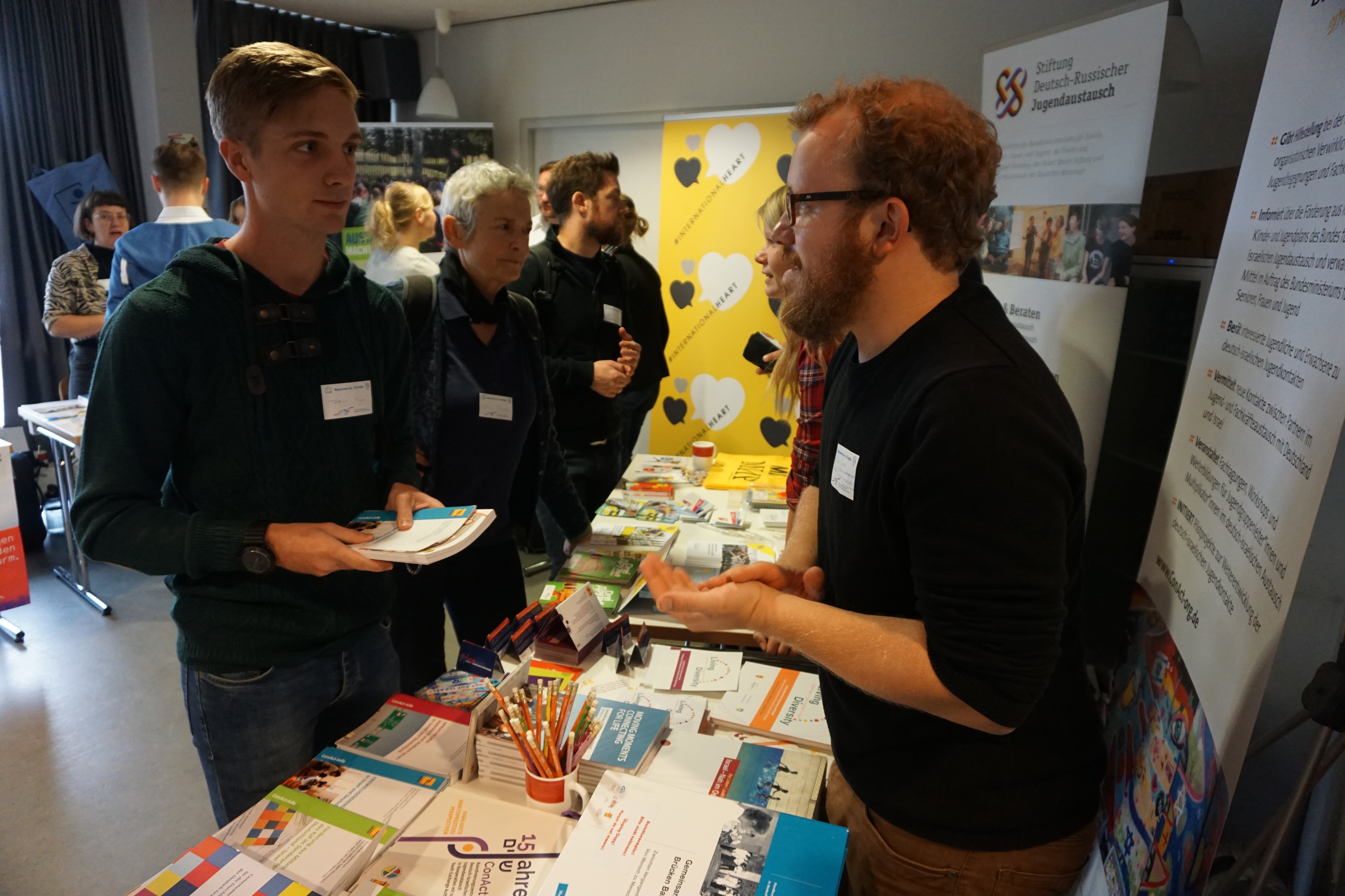 Niclas Cares berät Interessierte auf dem Info- und Vernetzungstag