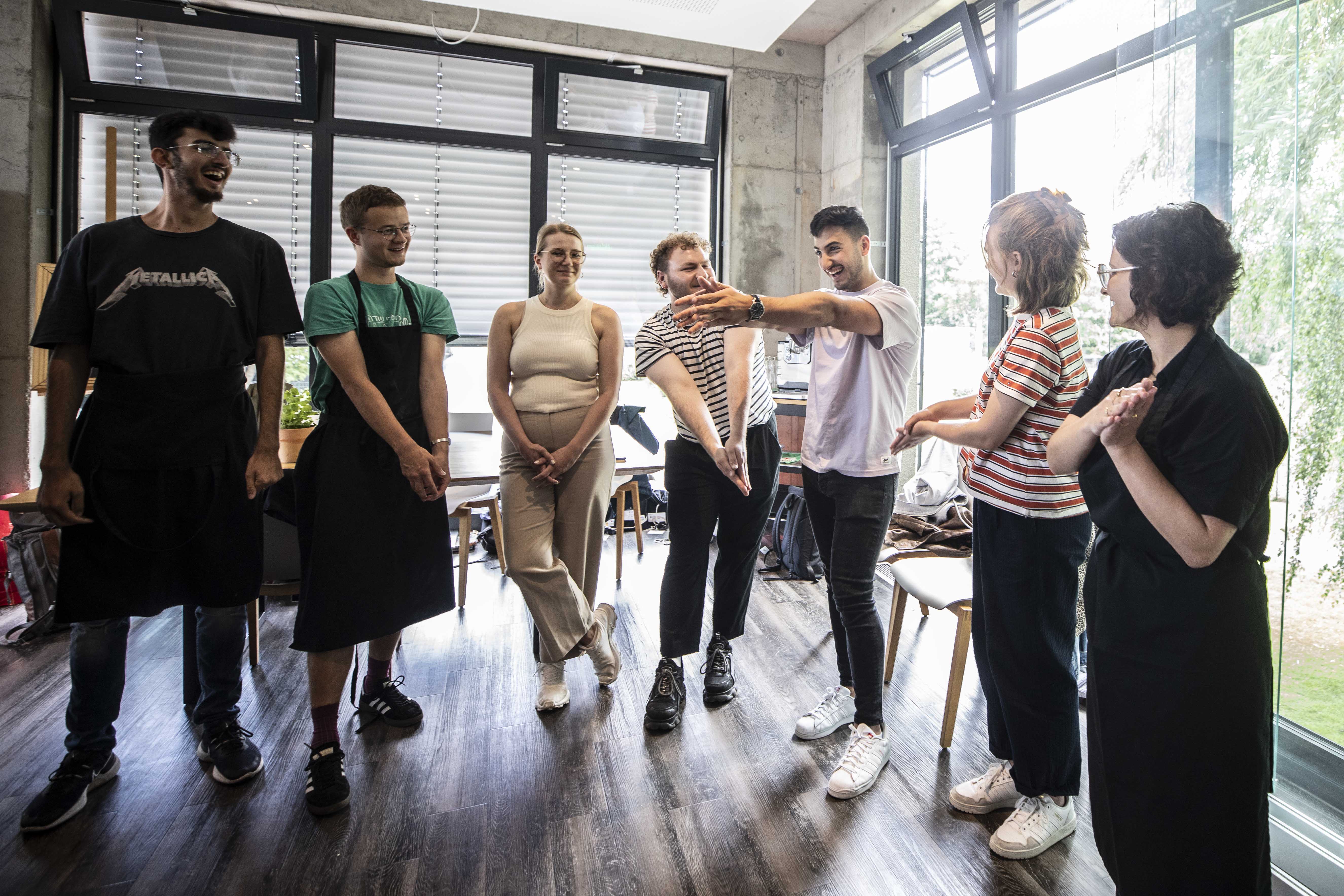 Deutsche und israelische Jugendliche bei einem gemeinsamen Kennenlernspiel