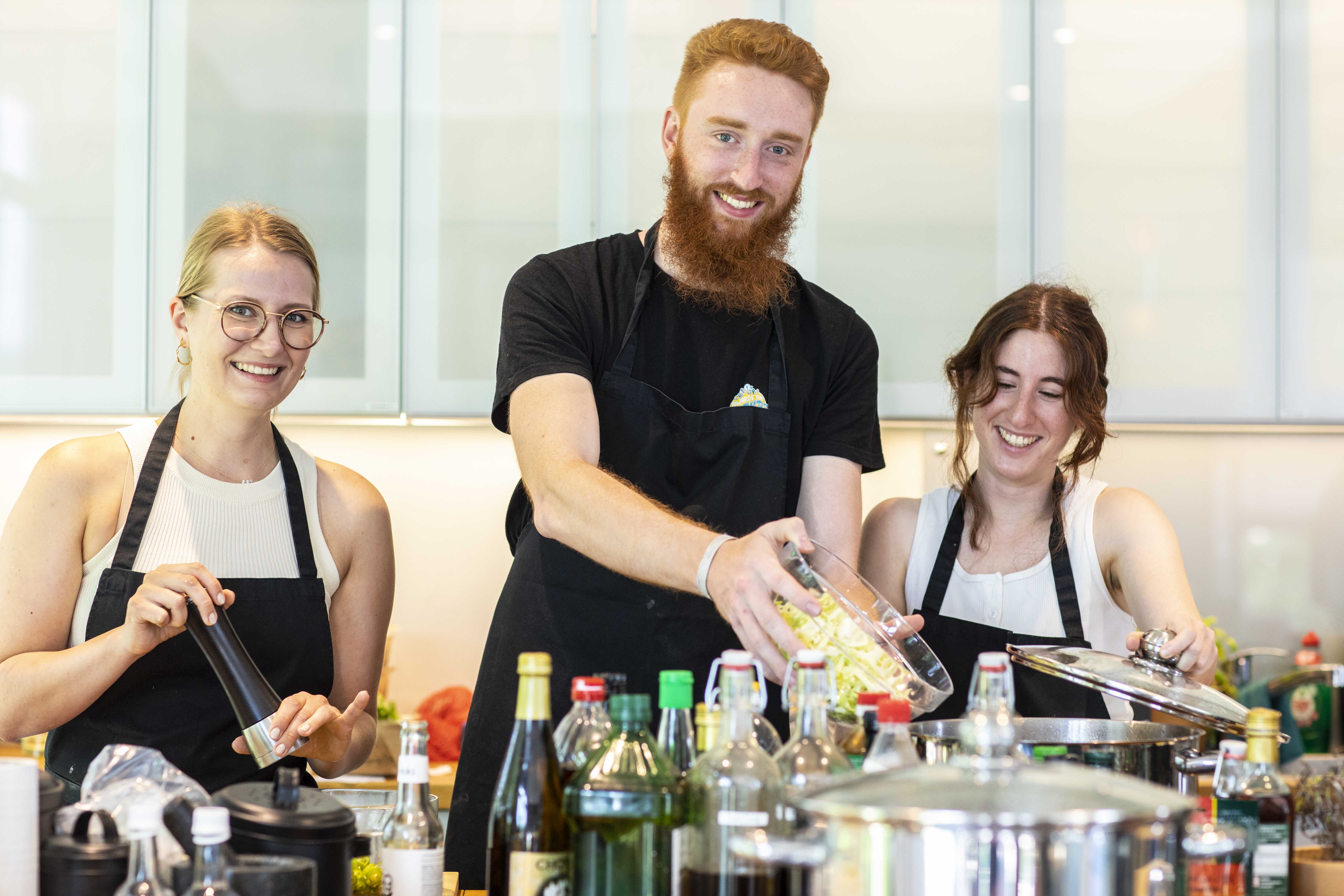 Drei Jugendliche aus Deutschland und Israel beim gemeinsamen Kochen.