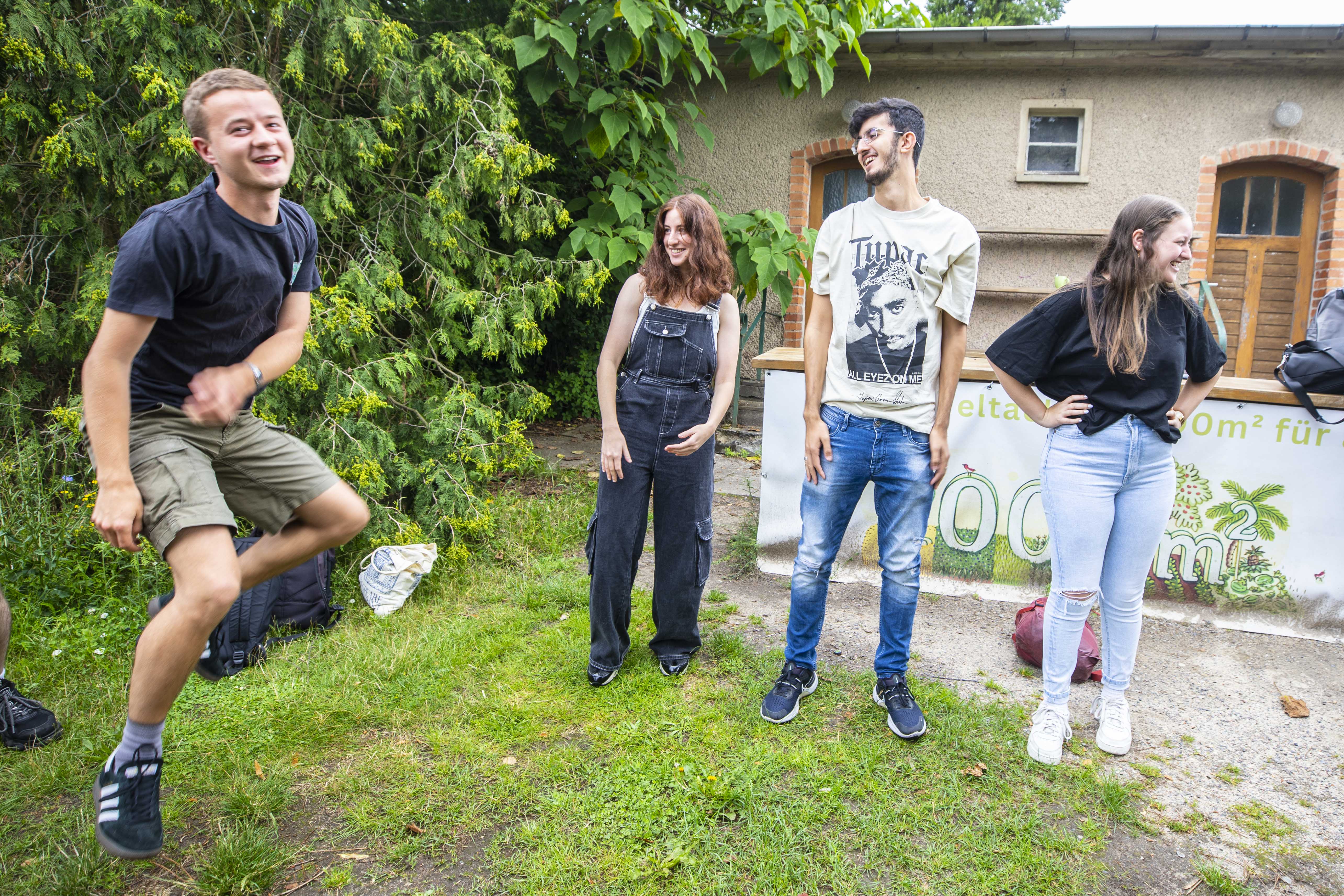 Vier Jugendliche aus Deutschland uns Israel auf dem Geländes des Umweltbildungszentrum Weltacker in Berlin.