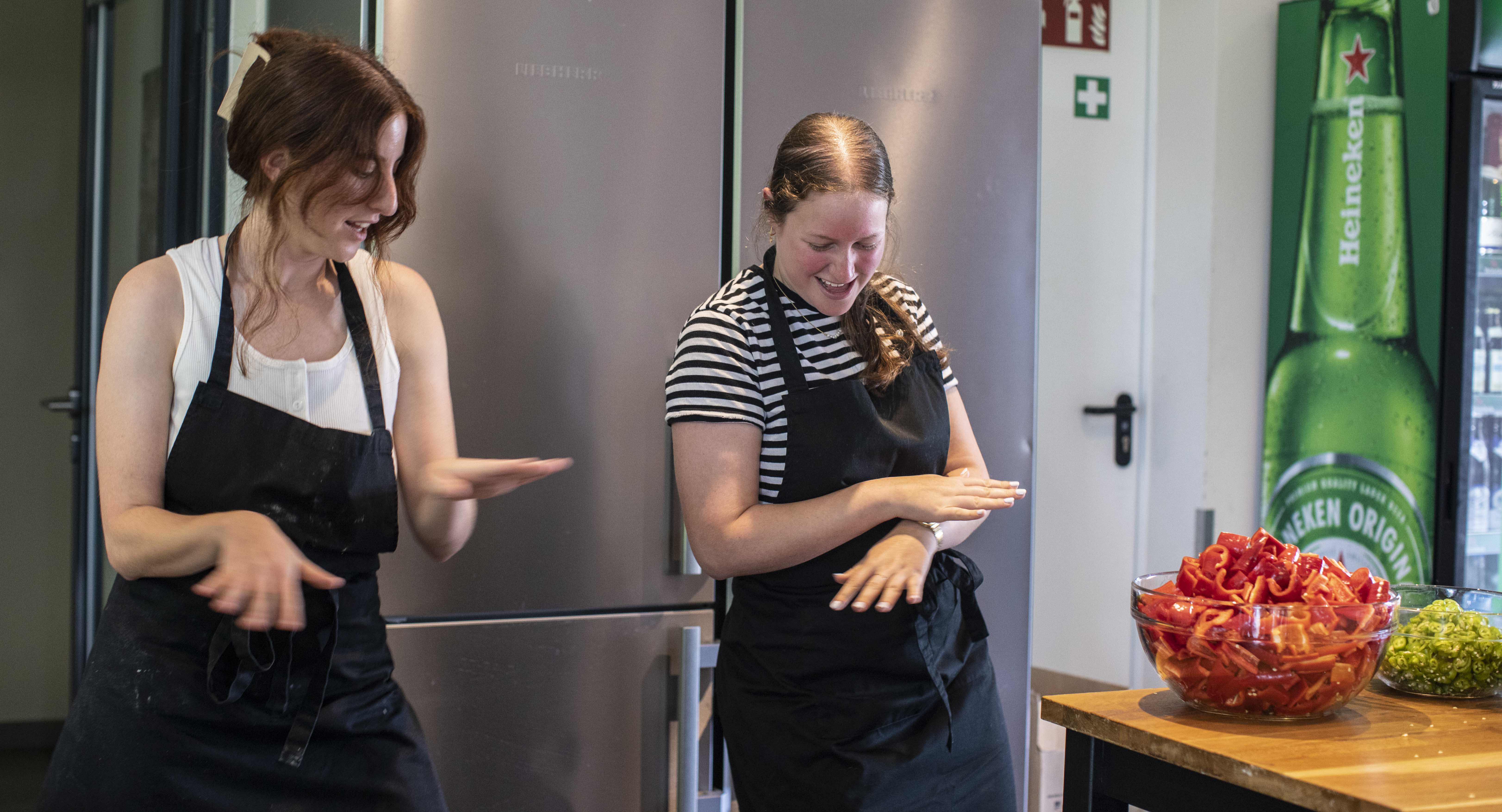 Zwei Jugendliche aus Deutschland und Israel tanzen gemeinsam in der Küche