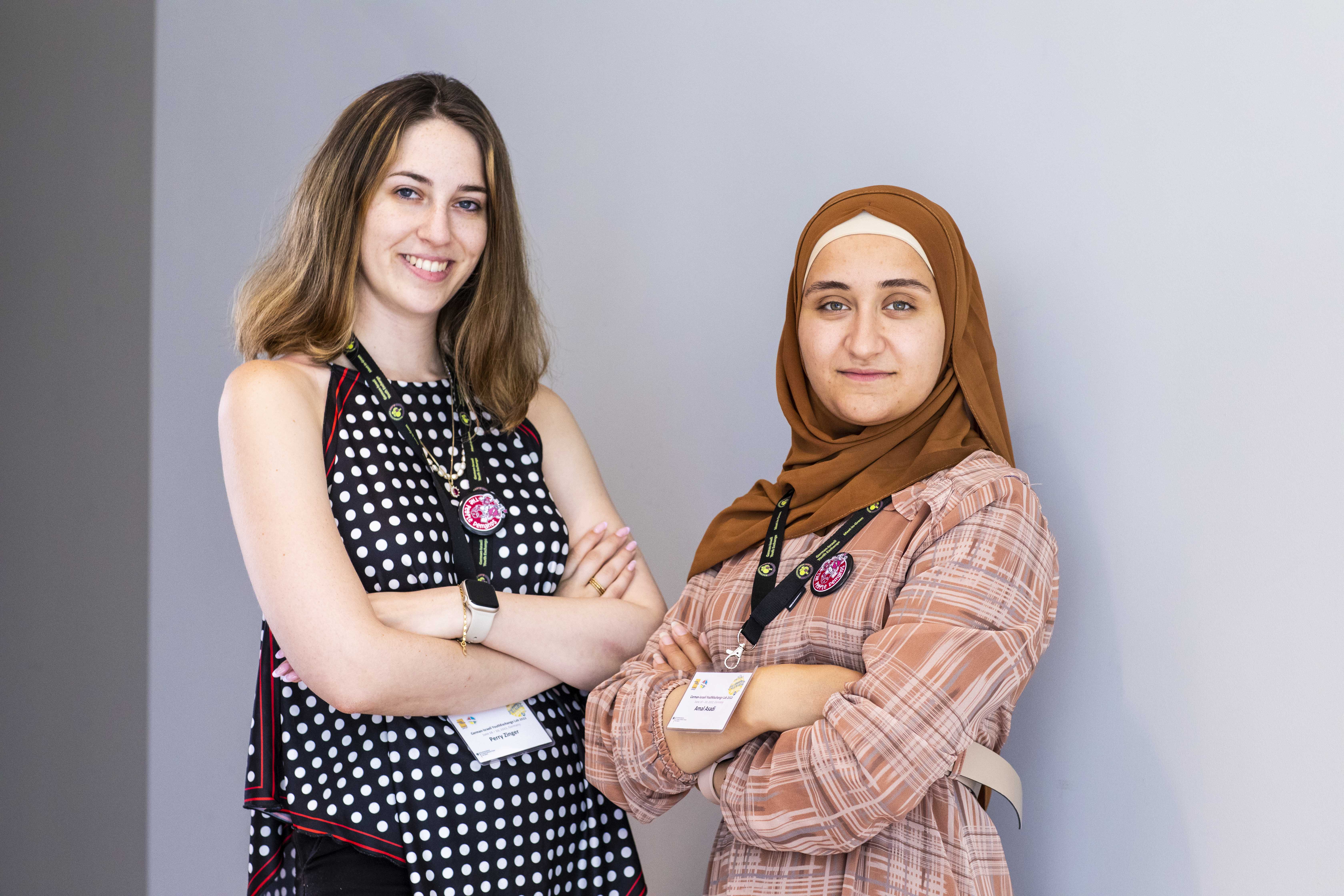 Zwei Jugenliche, die an einem deutsch-israelischen Austausch teilnehmen.