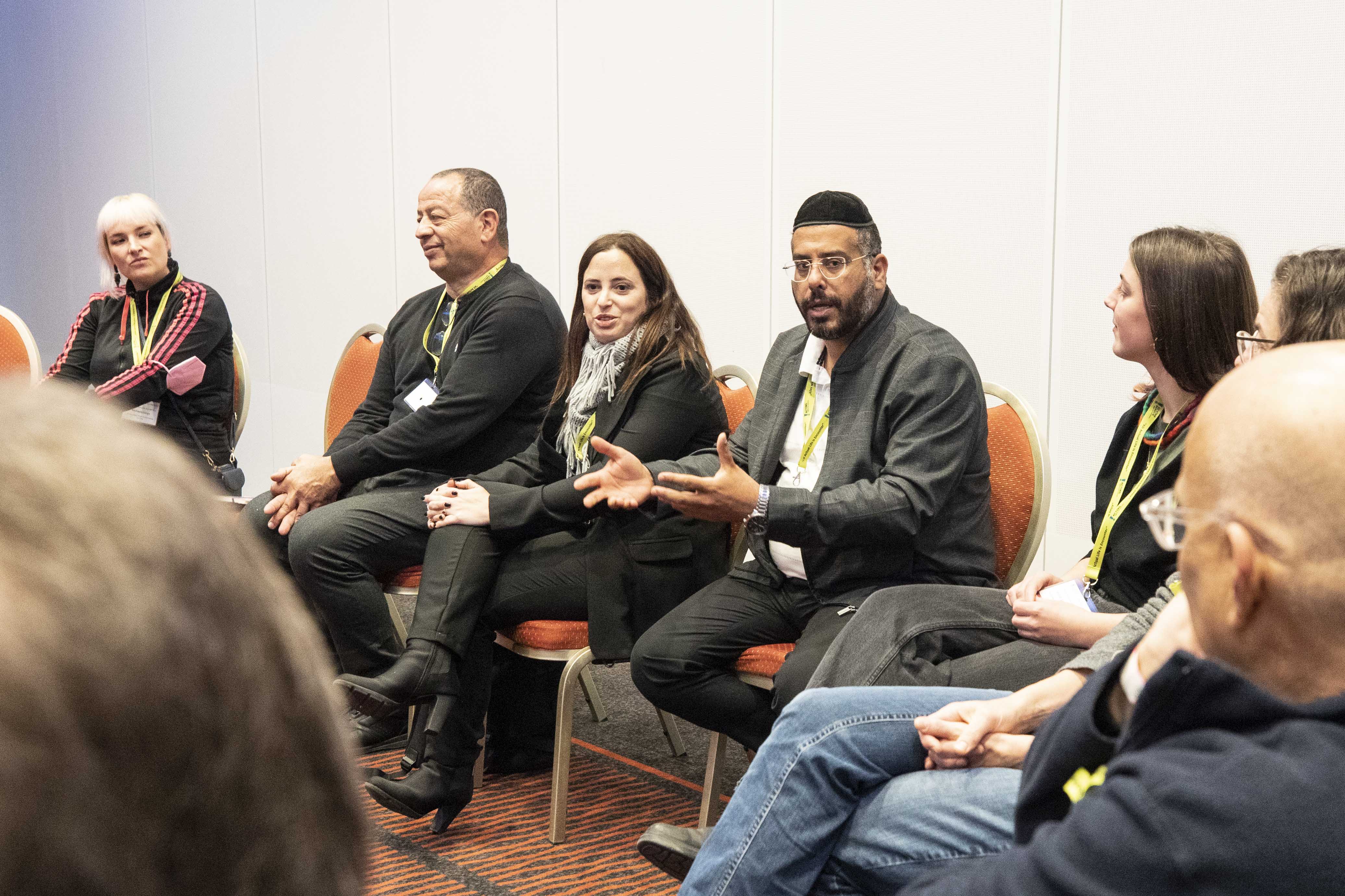 Fachkräfte der Jugendarbeit diskutieren miteinander.