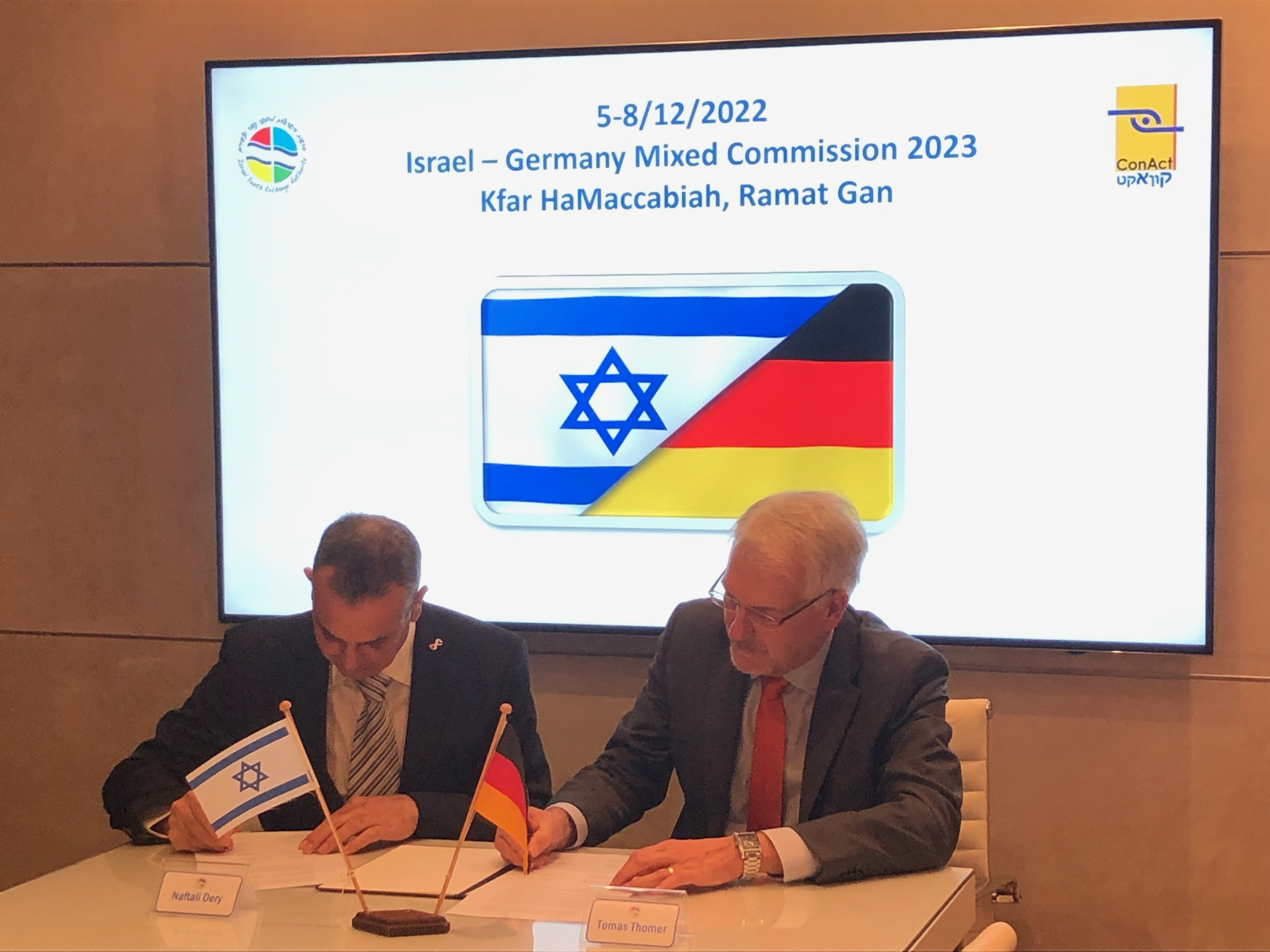 Unterzeichnung Protokoll Fachausschuss f&uuml;r den Deutsch-Israelischen Jugendaustausch